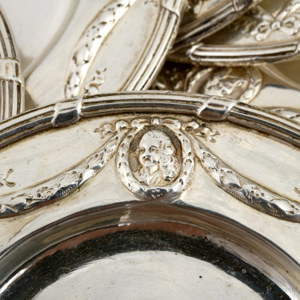 Lotto di sei piattini in argento finemente decorati a cesello con festoni e cammei con ritratti, ...