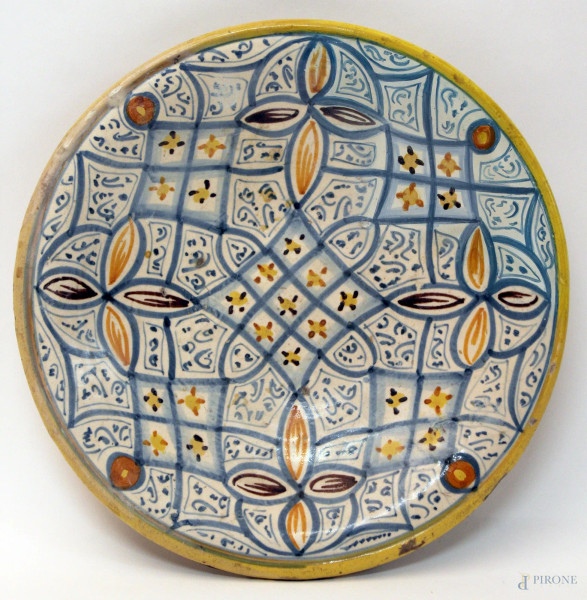 Piatto di maiolica dipinta, diametro 24,5 cm, Faenza, XVII sec.