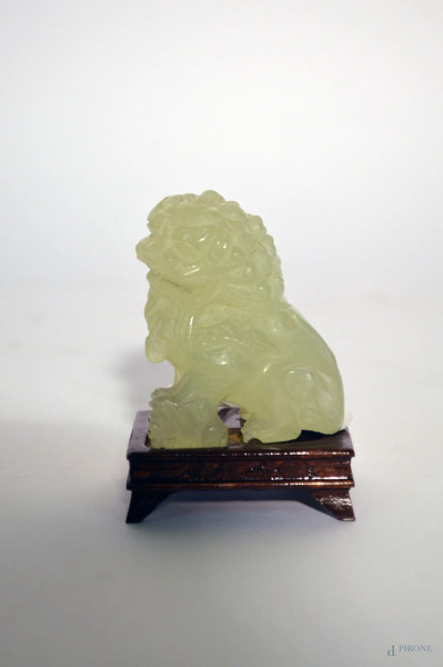 Cane di fo, scultura in giada poggiante su base in legno, h 6 cm