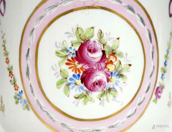 Portavaso in porcellana dipinta a mano con decorazioni policrome a motivi floreali, vegetali e fi...