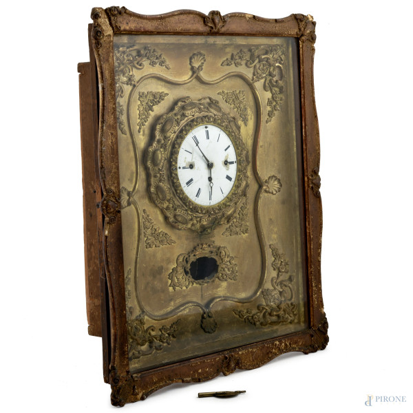 Orologio da muro con cassa in legno dorato riccamente decorata a rilievo a motivi vegetali. Quadr...