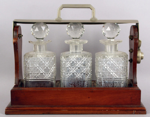 Portabottiglie in legno e metallo completo di tre bottiglie in cristallo molato e controtagliato, altezza 30x39x13 cm, (difetti).