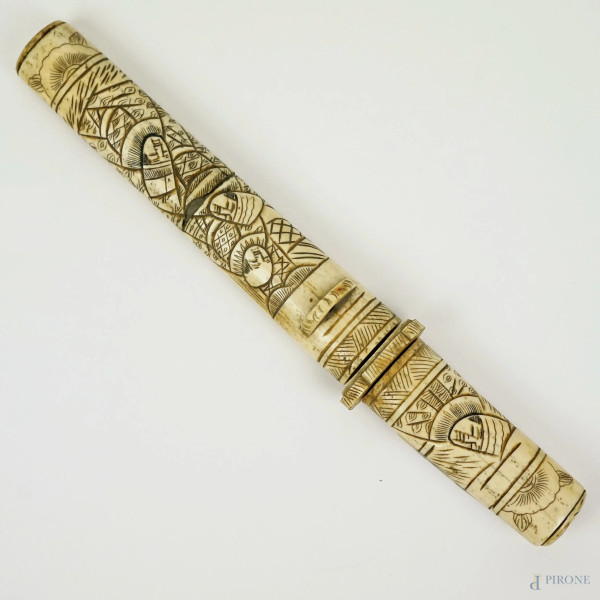 Taglia carte in osso con decori incisi, arte orientale, XX secolo,  lunghezza cm 27, (difetti)