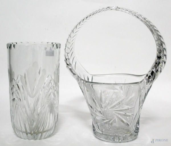 Lotto composto da un cestino e un vaso in cristallo molato, H. 32x23 cm.