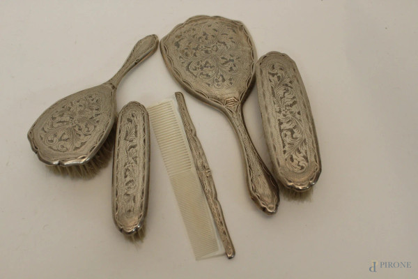 Servizio da toeletta rivestito in argento cesellato, pezzi 5.