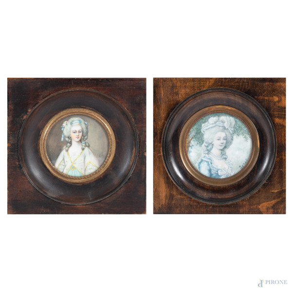 Lotto di due miniature a serto circolare raffiguranti nobildonne, XIX-XX secolo, misure massime comprensive di cornice, cm 13,5x13,5