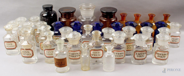 Lotto composto da trentanove contenitori da farmacia in vetro di colori diversi, (piccoli difetti).