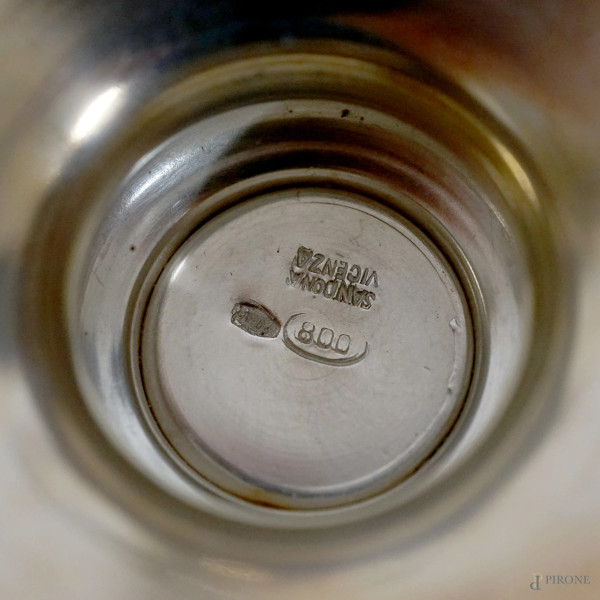 Servizio da tè in argento composto da una teiera, una caffettiera e una zuccheriera, bordi cesell...