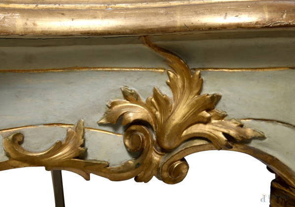 Consolle in legno laccato e dorato con piano in marmo, XIX secolo, cm 96x 130x60, (difetti)