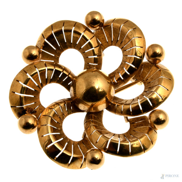 Spilla in oro 18 kt, cm 4x4, peso lordo complessivo gr 11, (segni di usura)