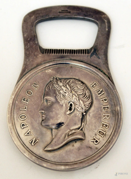 Apribottiglie in metallo argentato con medaglione centrale a soggetto di Napoleone, marcato Cristofle.