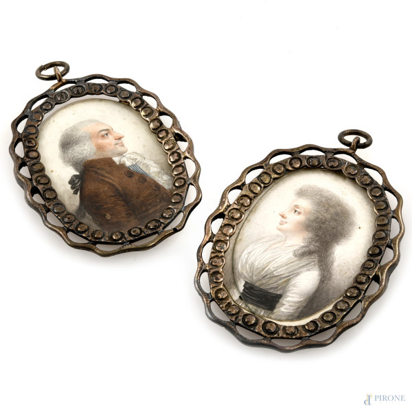 Coppia di miniature raffiguranti gentiluomo e gentildonna entro cornici in argento, XIX secolo, misure complessive cm 7,5x5, (segni di usura)