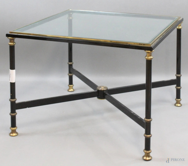 Basso tavolo di linea quadrata, con piano in vetro e struttura in metallo laccato nero dettagli in ottone, altezza cm.49x63x63, (segni del tempo).