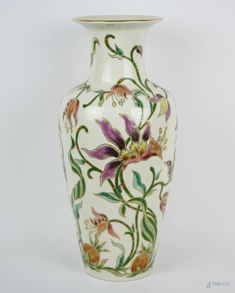 Vaso in porcellana bianca con decori policromi a motivi floreali, marca sotto la base, cm h 41