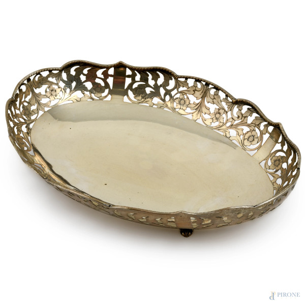 Centravola traforato a motivi floreali poggiante su quattro piedini in argento 800/000, cm 6x29,5x21, peso gr 450