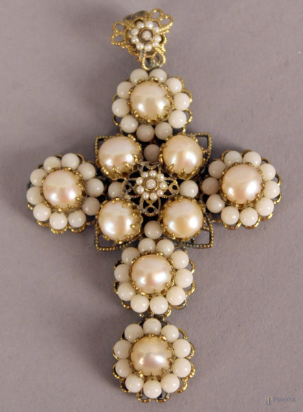 Pendente a croce in metallo dorato e perle, altezza 8 cm, primi &#39;900.