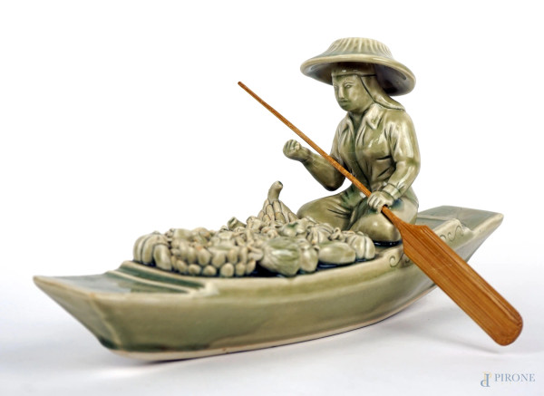 Fruttivendola thailandese sulla barca, scultura in maiolica, cm h 17x33,5x10, arte orientale, XX secolo