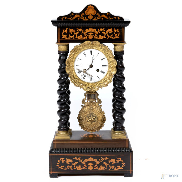 Orologio stile Carlo X in legno dipinto e intarsiato a volute vegetali. Quadrante circolare in smalto e metallo dorato a numeri romani tra quattro colonne tortili, XX secolo, cm 53x26x14, (difetti, segni di usura, da revisionare)