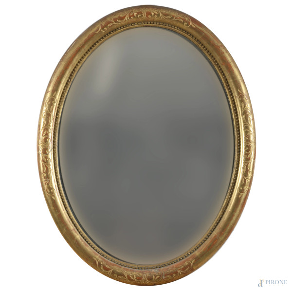 Specchiera ovale in legno dorato, XIX secolo, cm 64x67, segni di usura, scalfiture, cadute di doratura, difetti, rotture, restauri)