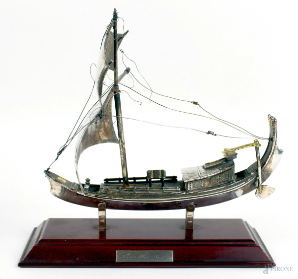 Modellino di veliero in argento Burma River Pirate, altezza cm. 20, montato su base in legno, (difetti).