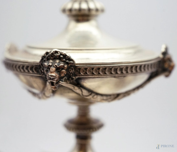 Calamaio in argento cesellato e sbalzato di forma rettangolare poggiante su quattro piedini, con ...