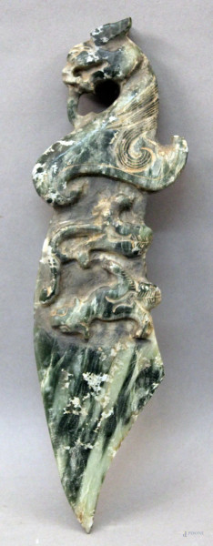 Modello di pugnale in giada scolpita, lunghezza cm 27.