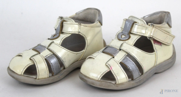 Kickers, sandali da bambina beige e argento modello ragnetto, chiusura laterale a strappo, numero 21, (segni di utilizzo).