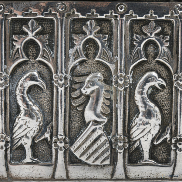 Cofanetto in argento riccamente lavorato a cesello e sbalzo con animali fantastici, XX secolo, cm...