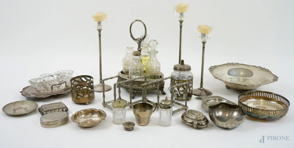 Lotto di vari oggetti diversi in argento e metallo argentato, XX secolo, peso gr.390 circa