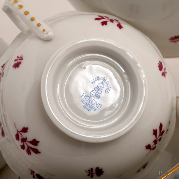 Servizio Herend da thè in porcellana bianca con decori floreali stilizzate e profili dorati, misu...