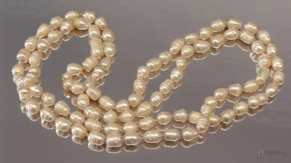 Collana extralage di perle stile barocco, composto da cento perle naturali coltivate, diametro medio delle perle mm. 10, un filo di perle lunghezza cm 140.