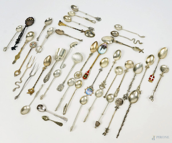 Collezione di cucchiaini in argento e metallo argentato, peso gr. 434 circa, (difetti)