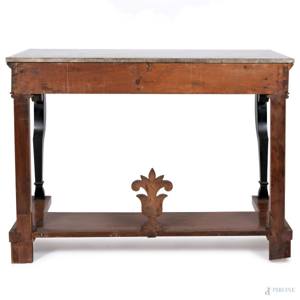 Consolle da muro in legno dipinto e impiallacciato in piuma di mogano con piano in marmo. Gambe a...