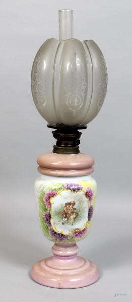 Lampada in opalina con medaglione centrale dipinto a soggetto di scena romantica, completa di bobeche in vetro, altezza cm 60.