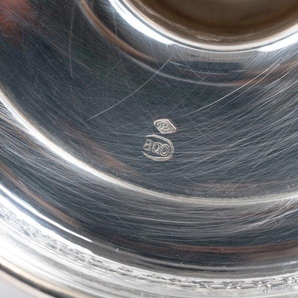 Portasigarette da tavolo in argento 800/00 con profili cesellati a greca, XX secolo, altezza cm 1...