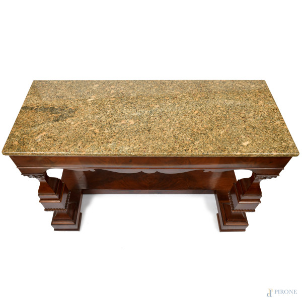 Consolle in radica con piano in granito, fronte sagomato e gambe anteriori a balaustra raccordate...