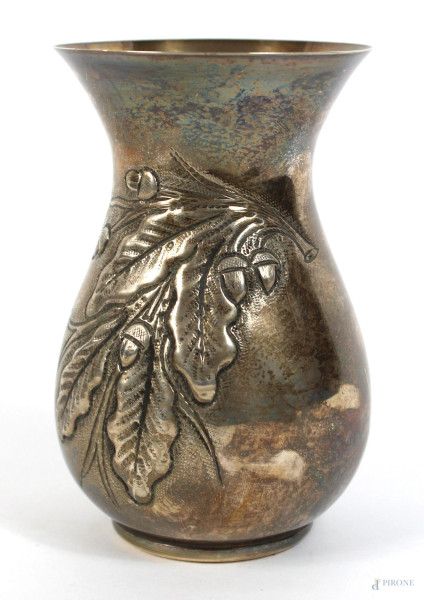 Vasetto in argento sbalzato e cesellato, altezza cm. 13,5, peso gr. 190