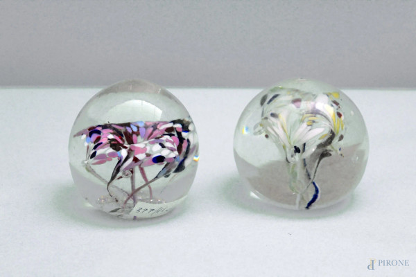 Lotto di due fermacarte a sfera in vetro di Murano, h. 7,5 cm