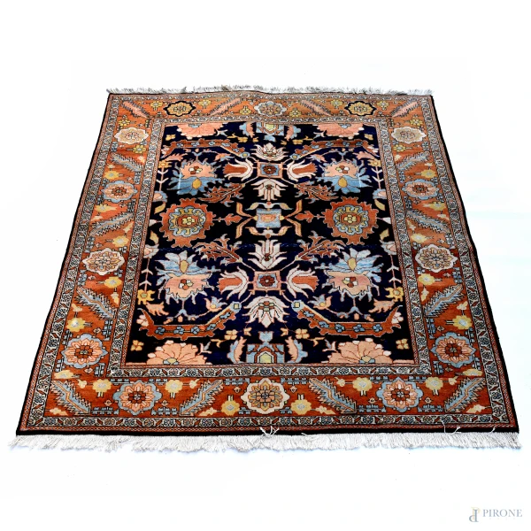 Tappeto Heriz,  cm 218x207, (usura del tempo)