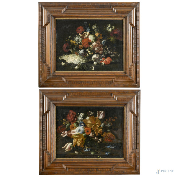 Coppia di dipinti raffiguranti nature morte,  XVIII secolo, olio su tela, cm 45x58, entro cornice, (perdita di tensione della tela, craquelure, sollevamenti di colore, lievi cadute di colore)