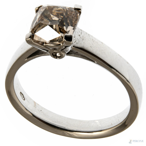 Anello in oro bianco 18 kt con diamante colore cognac taglio cuscino 1,58 ct, misura 13, peso lordo gr 5,3