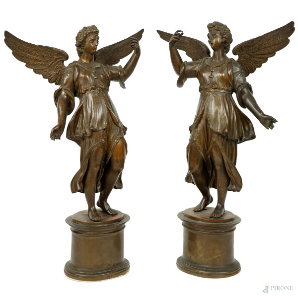 Coppia di angeli in metallo brunito, cm h 41,5, metà del XX secolo, (difetti e restauri)