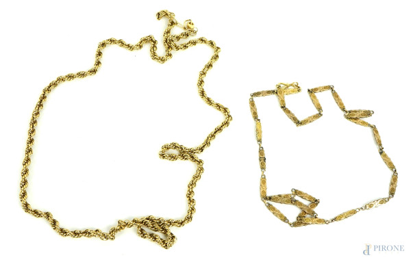 Lotto di due catenine in metallo dorato, lunghezza cm 43,5.