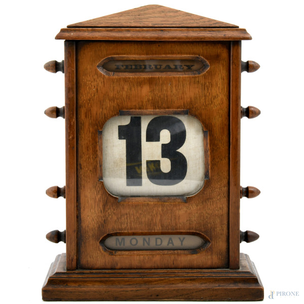 Calendario da tavolo in legno. Inghilterra, XX secolo, cm 26,5x19,5x8, (lievi segni di usura)