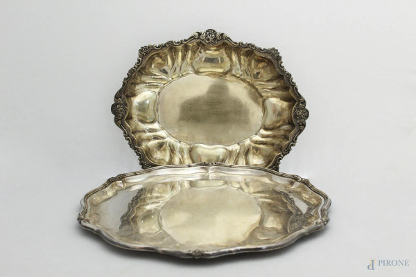 Lotto di un centrotavola in argento cesellato, gr. 475 35x29 cm, ed un vassoio in metallo argentato, diametro 36 cm.