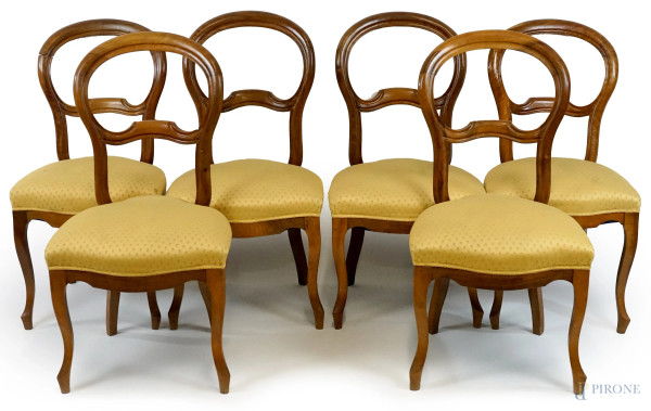 Sei sedie in noce, XX secolo, cartelle di linea sagomata a giorno, sedute rivestite in tappezzeria color crema, poggianti su quattro gambe mosse, cm h 88, (normali segni del tempo).