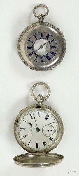 Lotto di due orologi da tasca con casse in argento, Inghilterra, XIX secolo, diam. max cm 5,3, (difetti, meccanismi da revisionare)