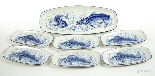 Servizio da pesce in porcellana bianco e blu, composto da un vassoio e sei piatti, cm 3,5x48x19,5, marcato TW silver series sotto la base.