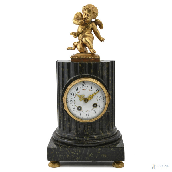 Orologio da camino in marmo con quadrante circolare a numeri arabi. Elemento apicale a guisa di putto in bronzo dorato, XX secolo, altezza cm 40, (segni di usura, scalfiture, difetti, rotture, restauri, da revisionare)