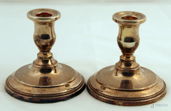Coppia di candelieri ad una luce in argento, h. 11 cm
